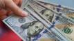 الدولار يلامس أعلى مستوياته منذ بداية العام