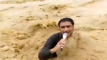 مراسل باكستاني يبث تغطية فيضانات مغمورا كليا بالسيول